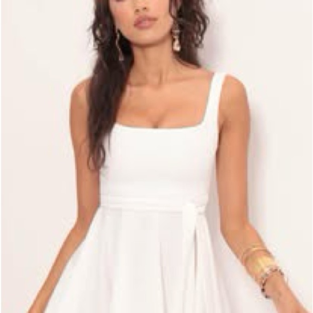 Elegant White Sleeveless Dress